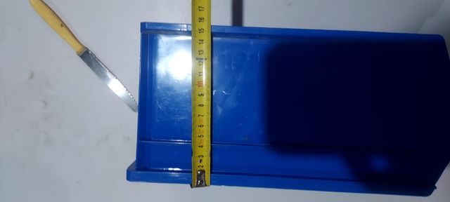 Cubeta apilables azules..