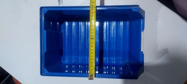 Cubeta apilables azules..