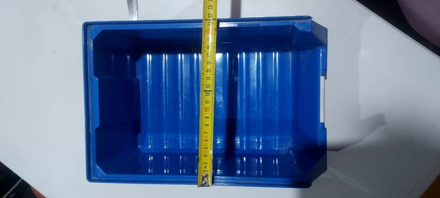 Cubeta apilables azules..