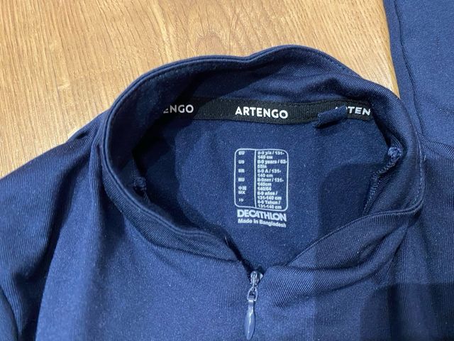Jersey deporte Decathlon niña azul marino. Talla 8