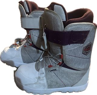 Snowboard boots
