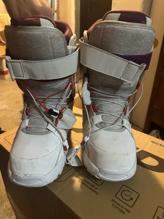 Snowboard boots