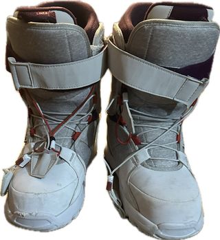 Snowboard boots