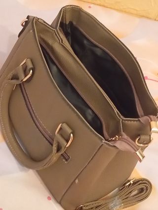 Bolso de mano y hombro caqui 