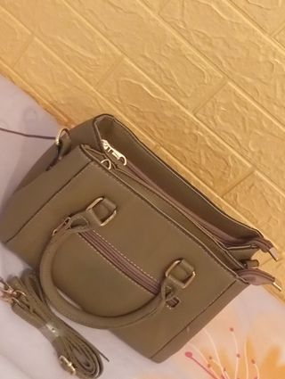 Bolso de mano y hombro caqui 