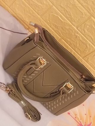 Bolso de mano y hombro caqui 