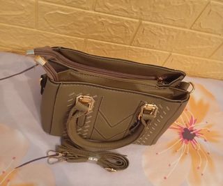 Bolso de mano y hombro caqui 