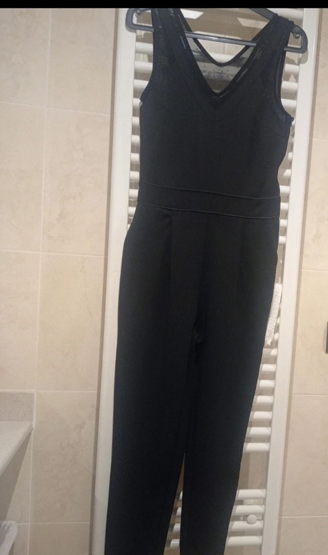 Mono negro elegante sin estrenar