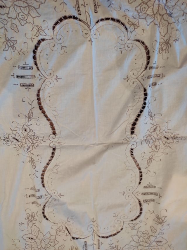 Mantelería bordada a mano