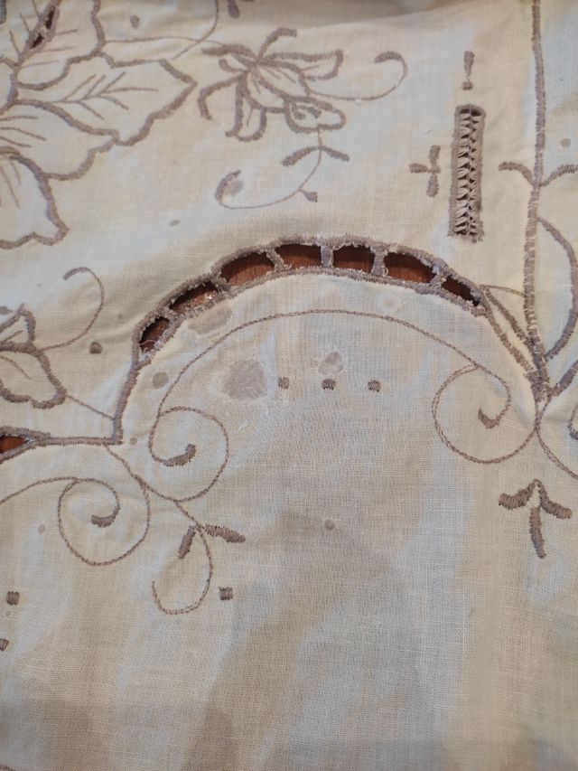 Mantelería bordada a mano