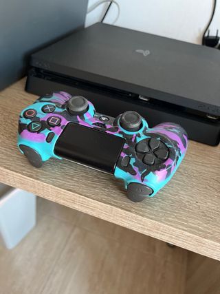 Play 4 con juegos y dos mandos 