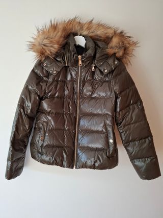 Cazadora plumas encerada de Zara.