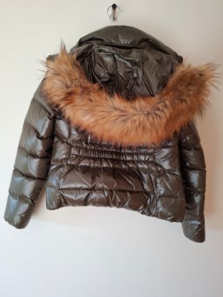 Cazadora plumas encerada de Zara.