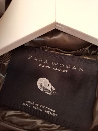 Cazadora plumas encerada de Zara.
