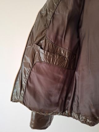 Cazadora plumas encerada de Zara.