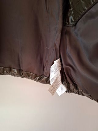 Cazadora plumas encerada de Zara.