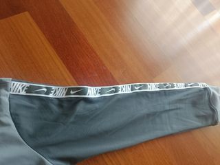 Sudadera marca Nike. 
Gris.