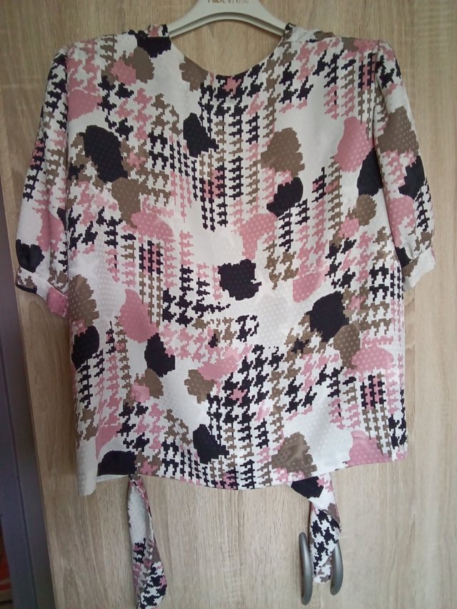 Conjunto de blusa e saia tamanho 48