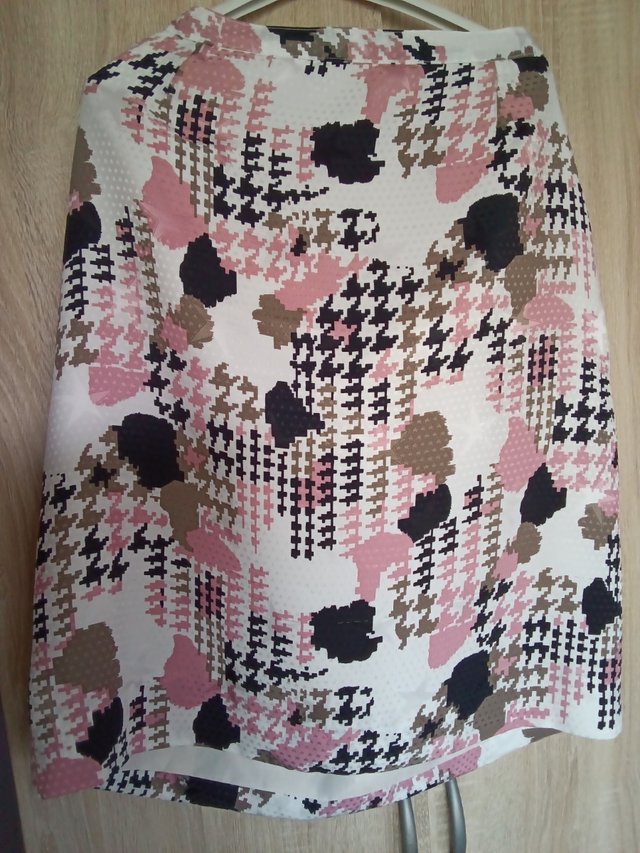 Conjunto de blusa e saia tamanho 48