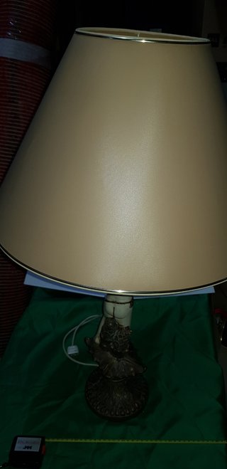 Gran lámpara de mesa con tulipa.