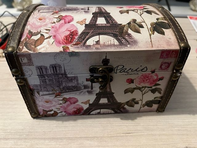 Joyero en forma de cofre de París