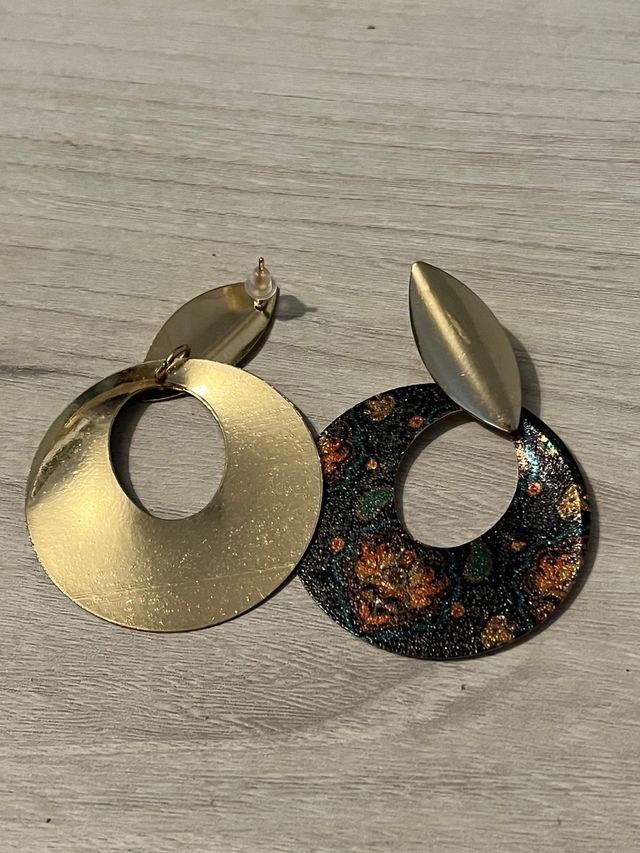 Pendientes dorados con flores