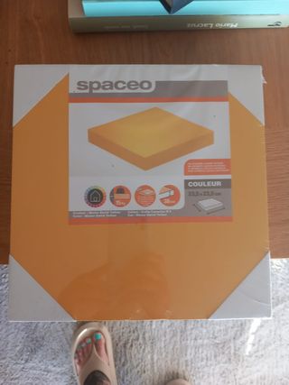 Dos estantes MDF amarillos