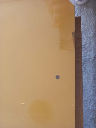 Dos estantes MDF amarillos