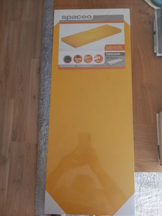 Dos estantes MDF amarillos