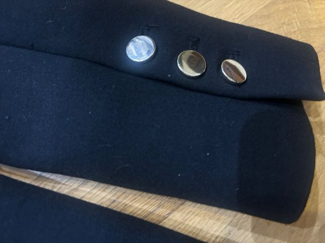 Chaueta negra botones dorados