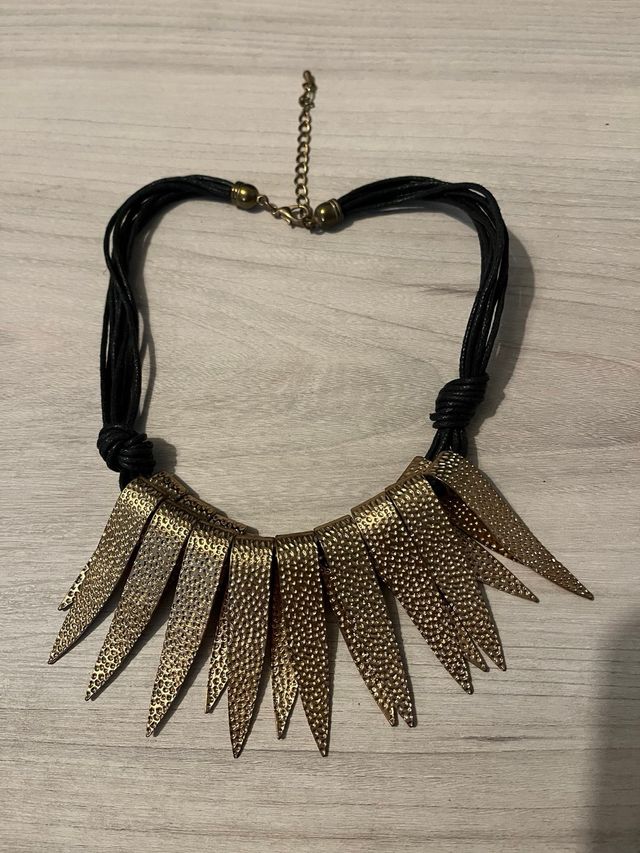 Collar negro y dorado de Parfois