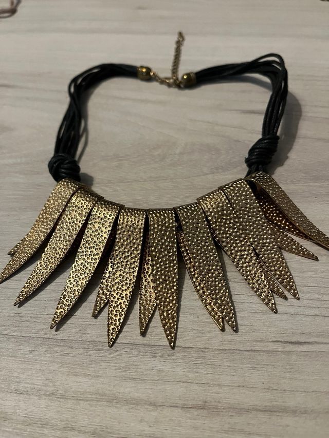 Collar negro y dorado de Parfois