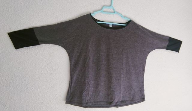 Camiseta con manga murciélago.