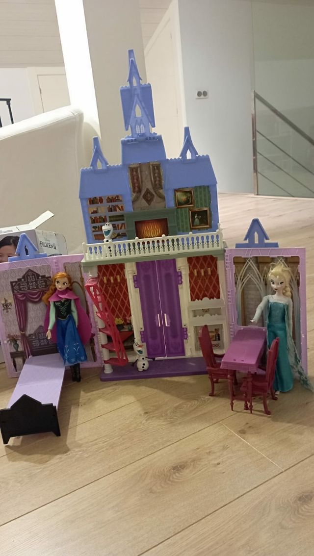 Castillo Frozen y muñecas Elsa y Anna.