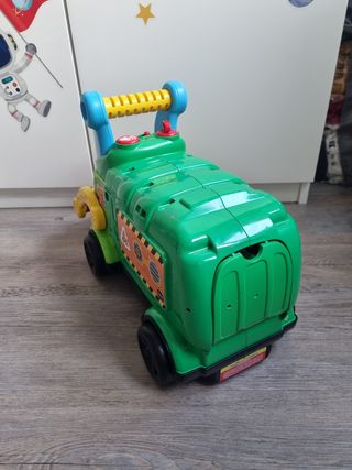 Camión de reciclaje y correpasillos