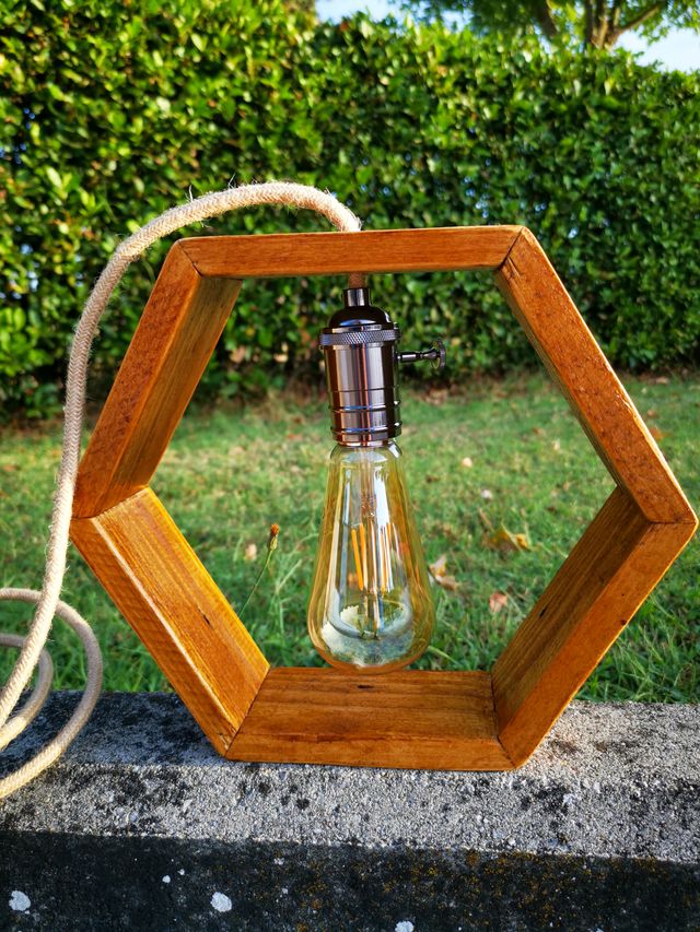 Lampada esagonale con legno di riciclo