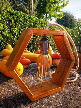 Lampada esagonale con legno di riciclo
