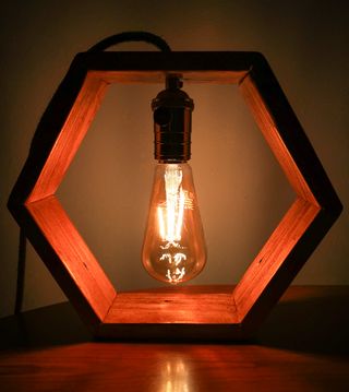 Lampada esagonale con legno di riciclo