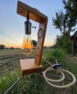 Lampada verticale fatta a mano in legno