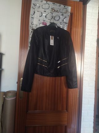 Cazadora negra, nueva, Straudivarius, M