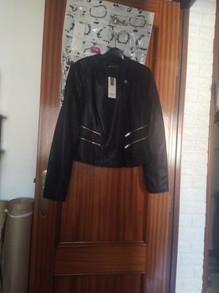 Cazadora negra, nueva, Straudivarius, M