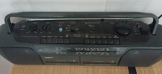 Radio cassette vintage Sanyo.