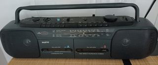 Radio cassette vintage Sanyo.