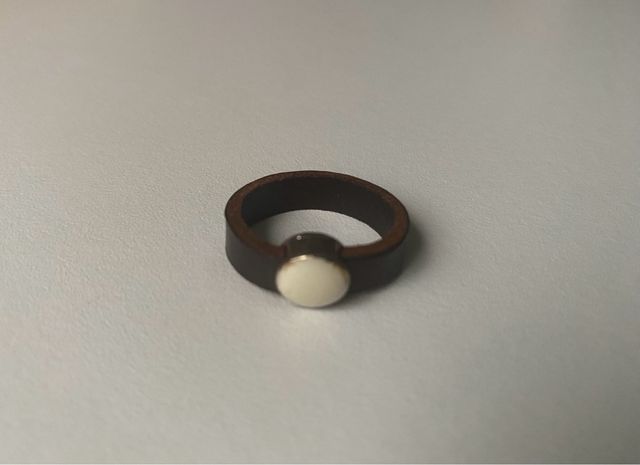 Anillo de cuero.