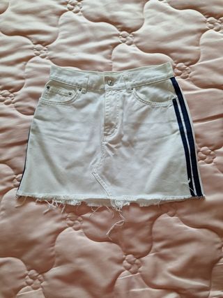 Falda vaquera blanca de pull and bear.