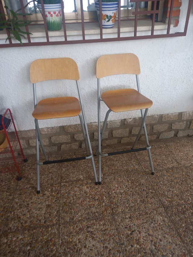 2 Taburetes altos.