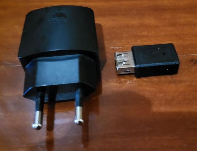 4 CABLES USB 2M y cargador.