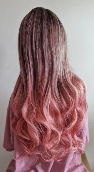 Peluca larga degrada rosa 