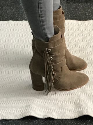 Botas/botín chulísimas  zara flecos n38 taupe piel