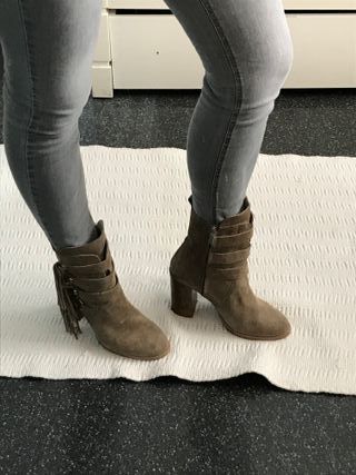 Botas/botín chulísimas  zara flecos n38 taupe piel